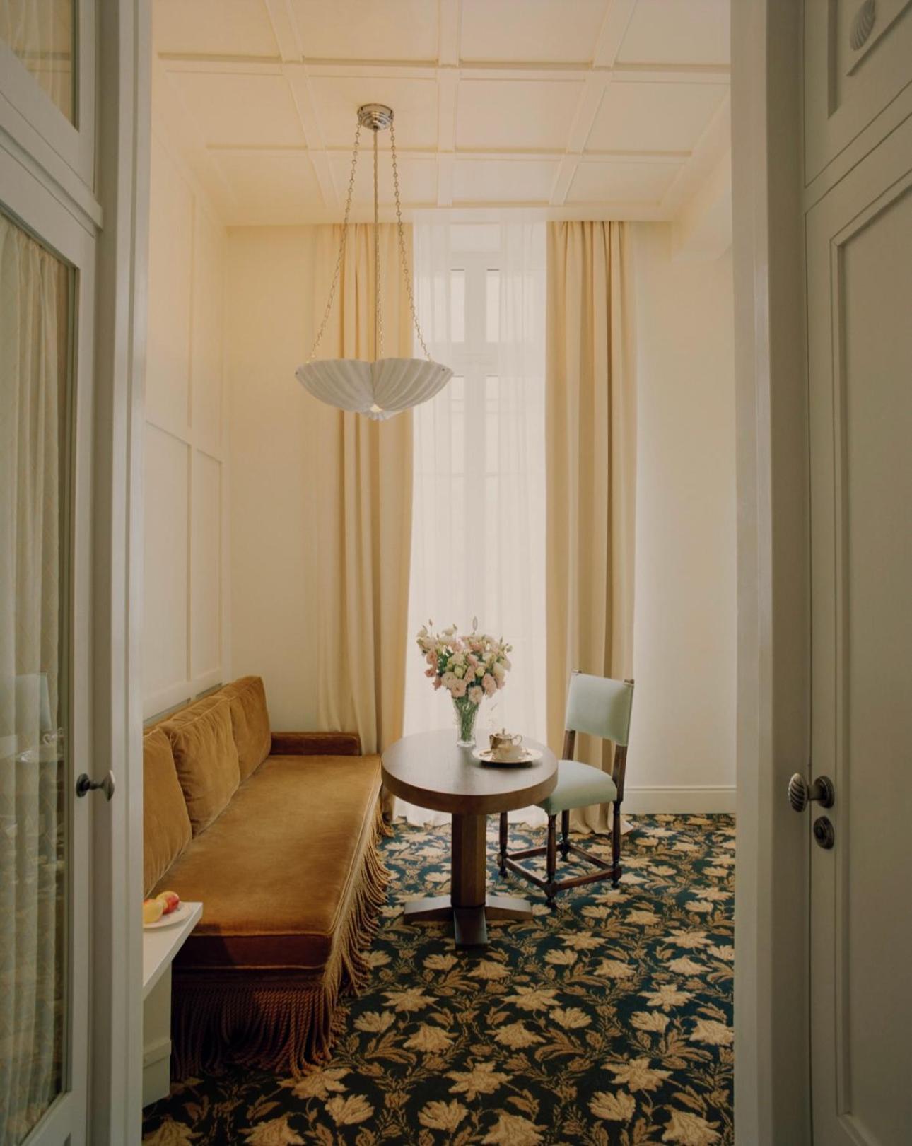 Chateau Voltaire Hotel 5*