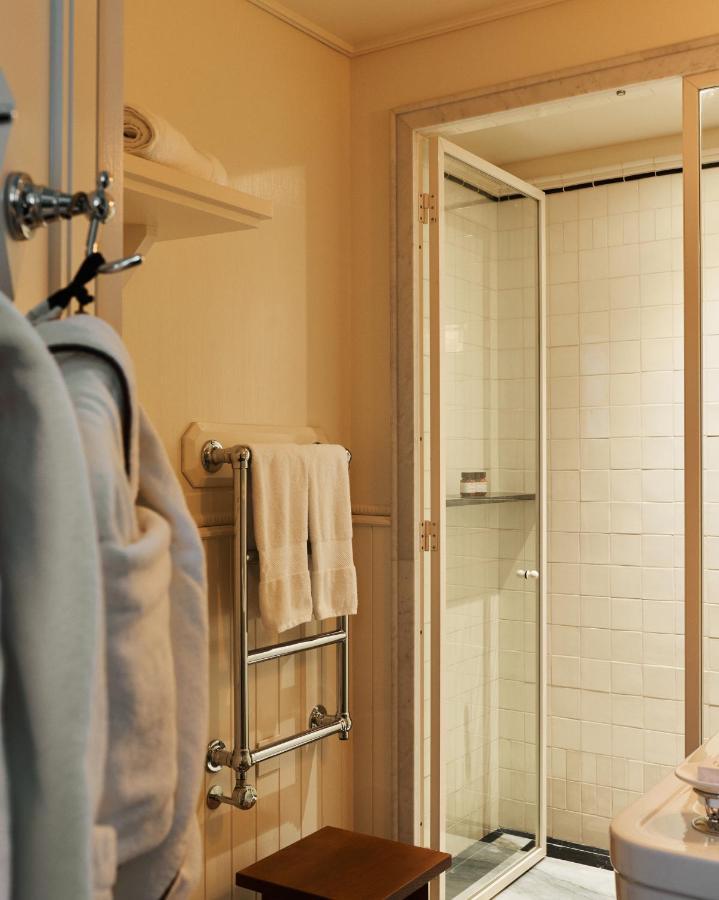 Hotel Chateau Voltaire Paris